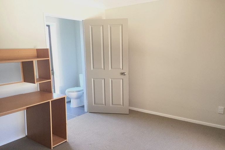 Photo of property in 24 Jillteresa Crescent, Half Moon Bay, Auckland, 2012