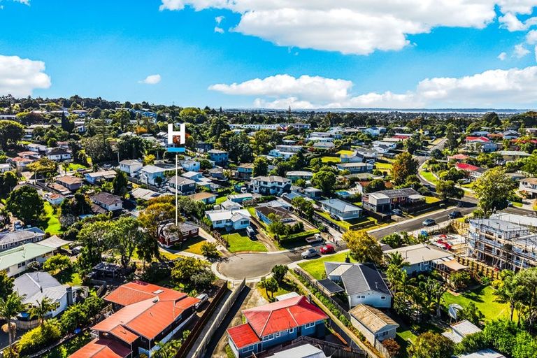 Photo of property in 12 Firle Place, Green Bay, Auckland, 0604
