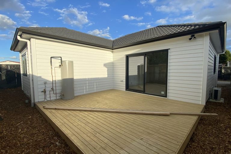 Photo of property in 37 Seaward Place, Wattle Downs, Auckland, 2103