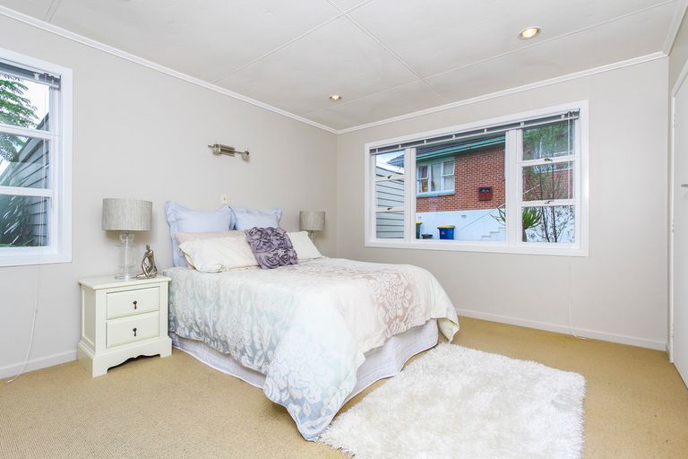 Photo of property in 10 Lyndhurst Road, Te Atatu South, Auckland, 0610