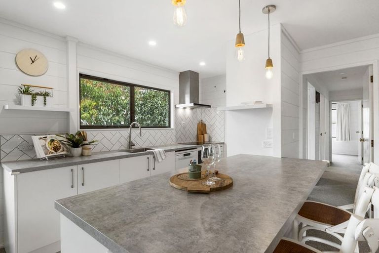 Photo of property in 2/21 Tahu Crescent, Sunnynook, Auckland, 0620