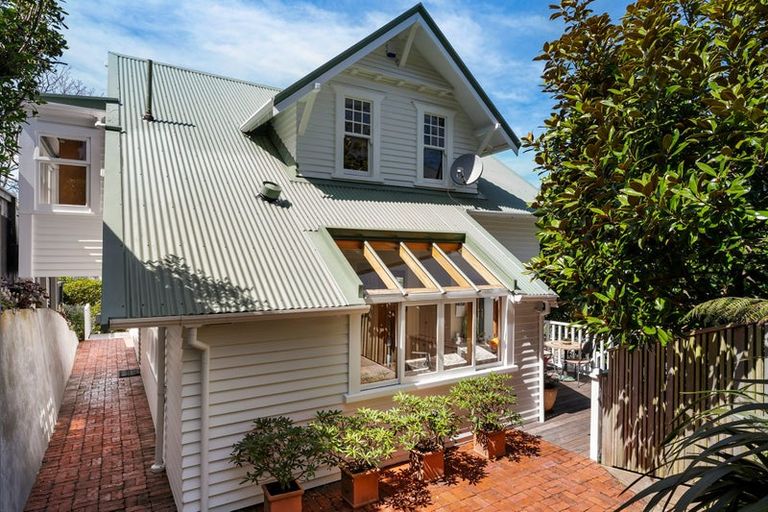 Photo of property in 19 Rawhiti Terrace, Kelburn, Wellington, 6012