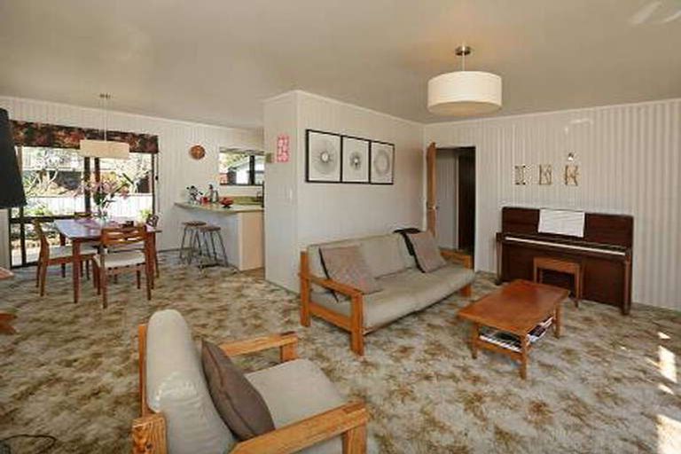 Photo of property in 2a Taipari Road, Te Atatu Peninsula, Auckland, 0610