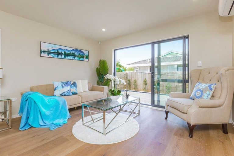 Photo of property in 2/43 Clevedon Road, Papakura, 2110