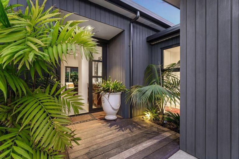 Photo of property in 72 Point Wells Road, Point Wells, 0986
