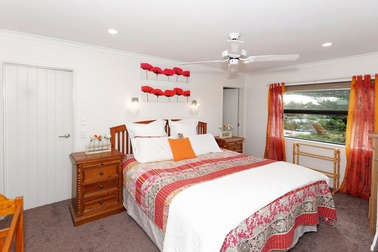 Photo of property in 11a Gane Lane, Te Atatu Peninsula, Auckland, 0610