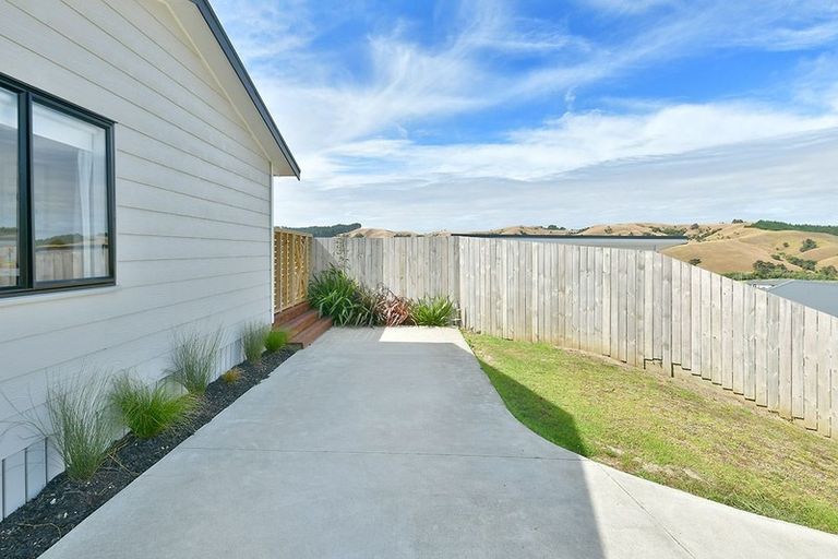 Photo of property in 16 Rauta Way, Helensville, 0800