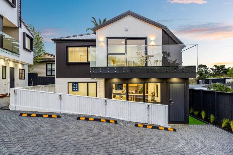 Photo of property in 16 Saint Catherine Crescent, West Harbour, Auckland, 0618
