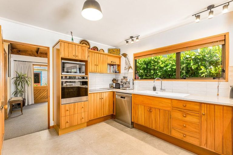 Photo of property in 146 Breaker Bay Road, Breaker Bay, Wellington, 6022