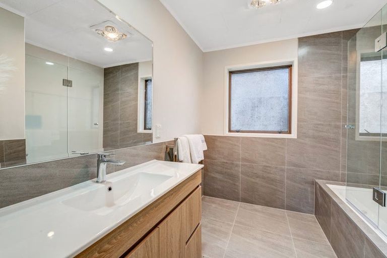 Photo of property in 148 Lynn Road, Bayview, Auckland, 0629