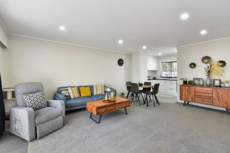 Photo of property in 2/24 Robertson Road, Favona, Auckland, 2024