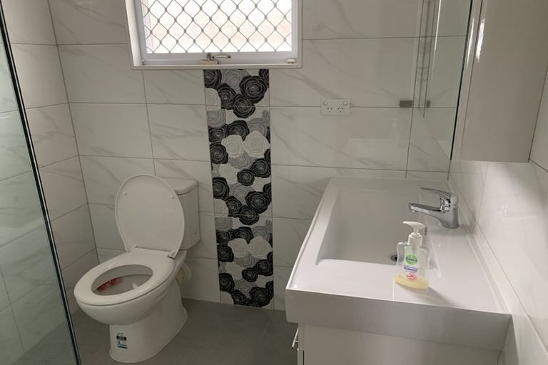 Photo of property in 2/82 Roberts Road, Te Atatu South, Auckland, 0610