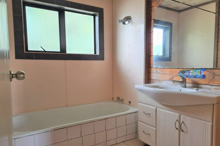 Photo of property in 25 Garelja Road, Henderson, Auckland, 0612