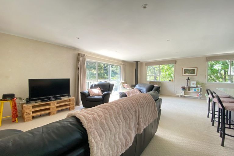 Photo of property in 37 Onedin Place, Titirangi, Auckland, 0604