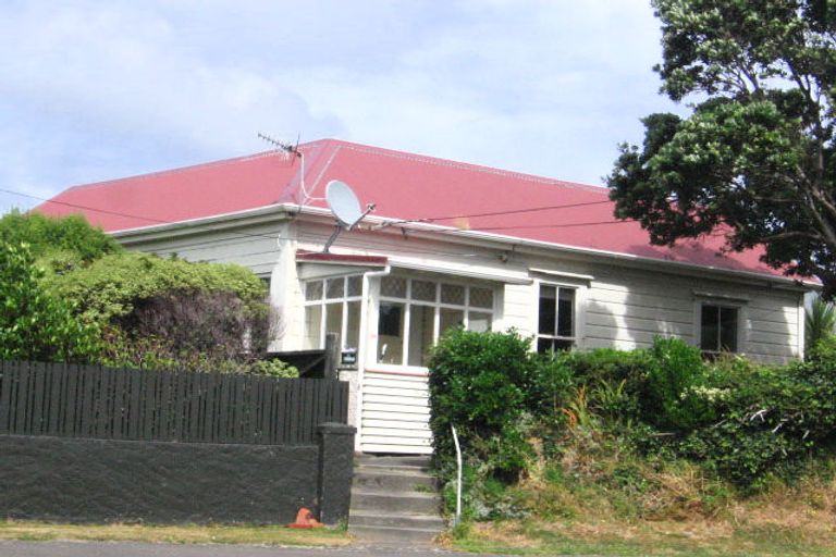 Photo of property in 130 Northland Road, Northland, Wellington, 6012