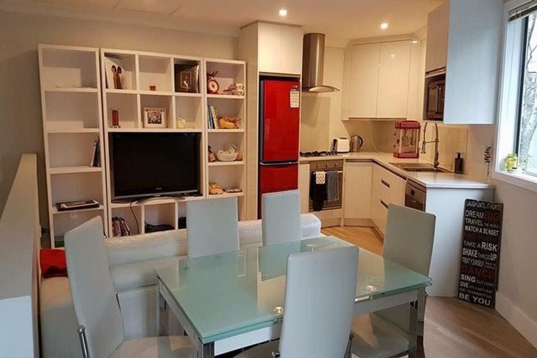 Photo of property in 87b Kelburn Parade, Kelburn, Wellington, 6012