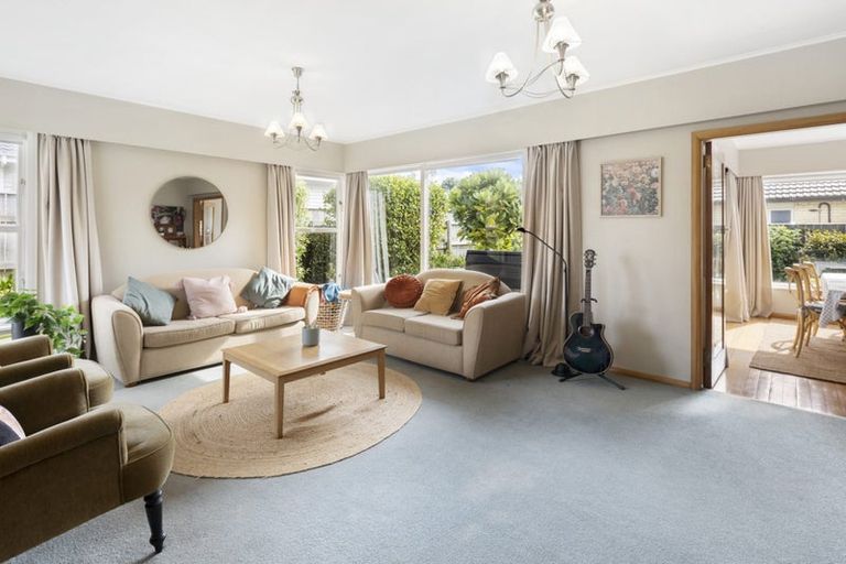 Photo of property in 1 Pinkerton Grove, Newlands, Wellington, 6037