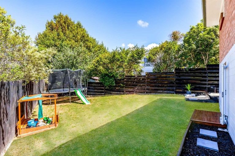 Photo of property in 1/2 Intrepid Place, Torbay, Auckland, 0630