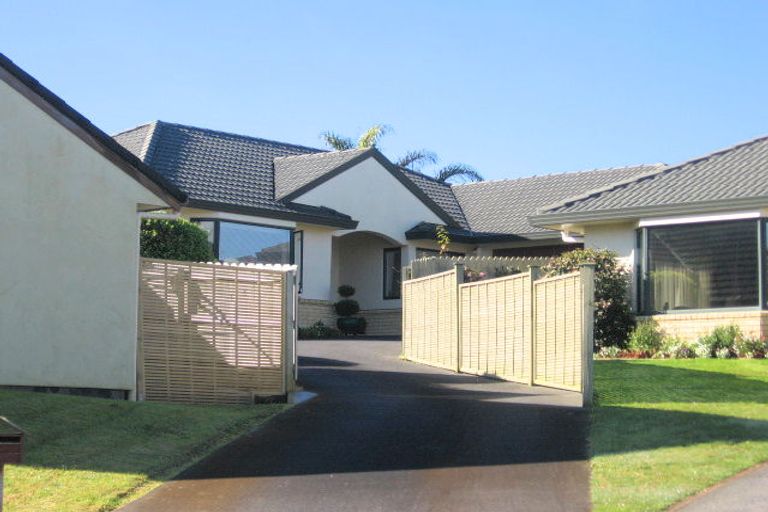 Photo of property in 8 Isaac Place, East Tamaki Heights, Auckland, 2016