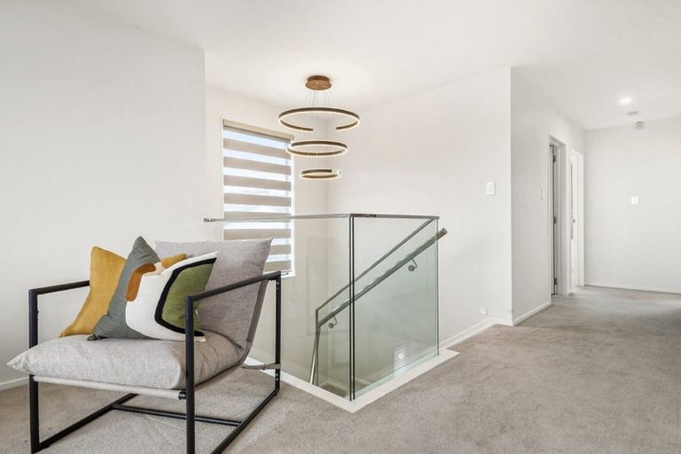 Photo of property in 49a Meadowood Drive, Unsworth Heights, Auckland, 0632