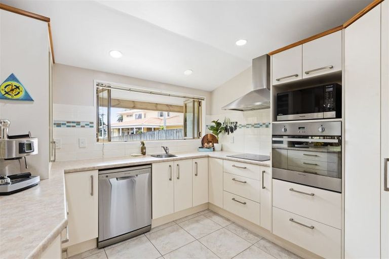 Photo of property in 484 Beach Road, Murrays Bay, Auckland, 0630