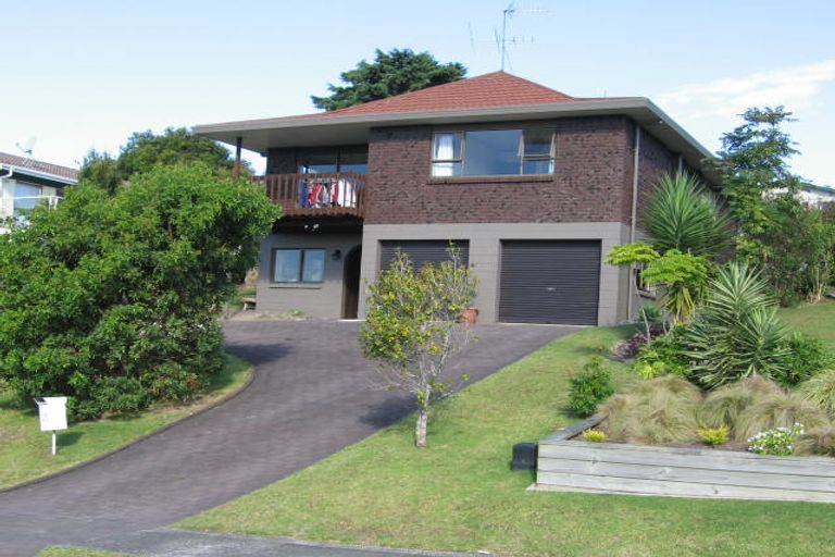 Photo of property in 25 Hollyhock Place, Browns Bay, Auckland, 0630