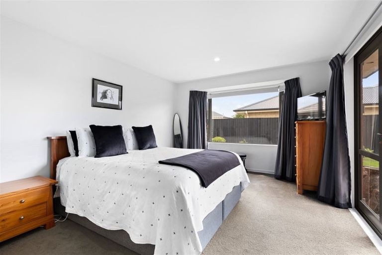 Photo of property in 8 Glen Kerran Close, Broomfield, Christchurch, 8042