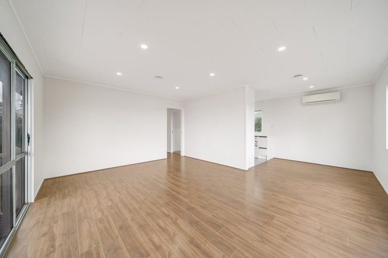 Photo of property in 2 Netherlands Avenue, Kelston, Auckland, 0602