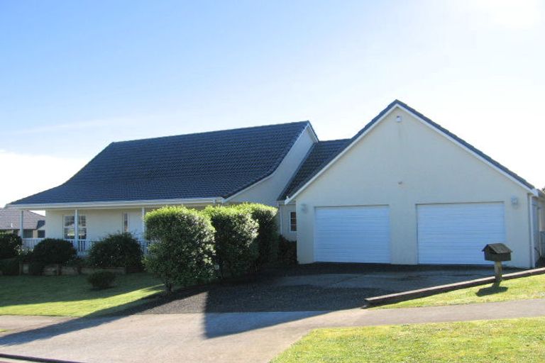 Photo of property in 2 Isaac Place, East Tamaki Heights, Auckland, 2016