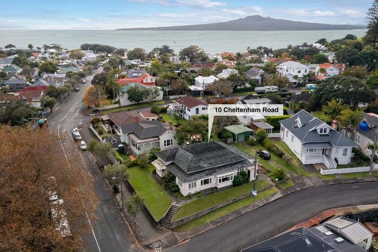 Photo of property in 10 Cheltenham Road, Devonport, Auckland, 0624