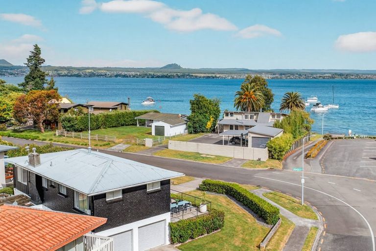 Photo of property in 1 Winston Street, Acacia Bay, Taupo, 3330