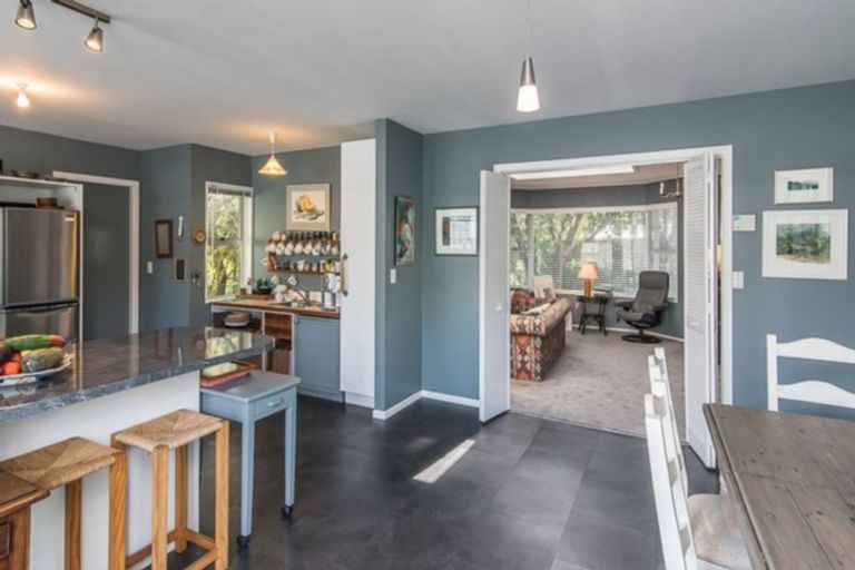 Photo of property in 52 Rewarewa Crescent, Waikanae, 5036