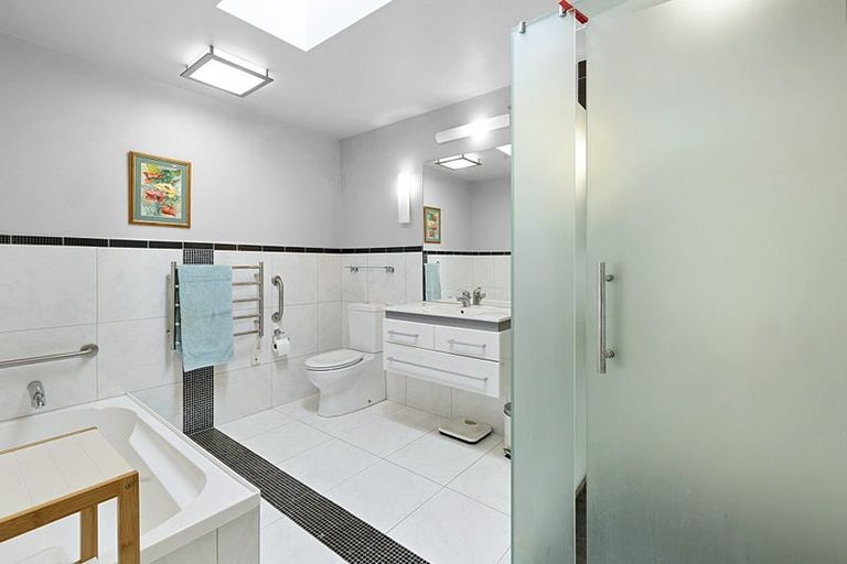 Photo of property in 13 John Guthrie Place, Merrilands, New Plymouth, 4312