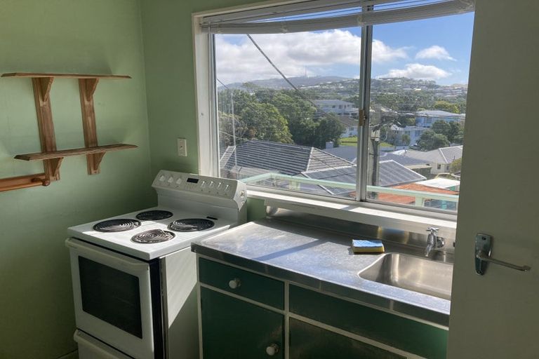 Photo of property in 8a Longcroft Terrace, Newlands, Wellington, 6037