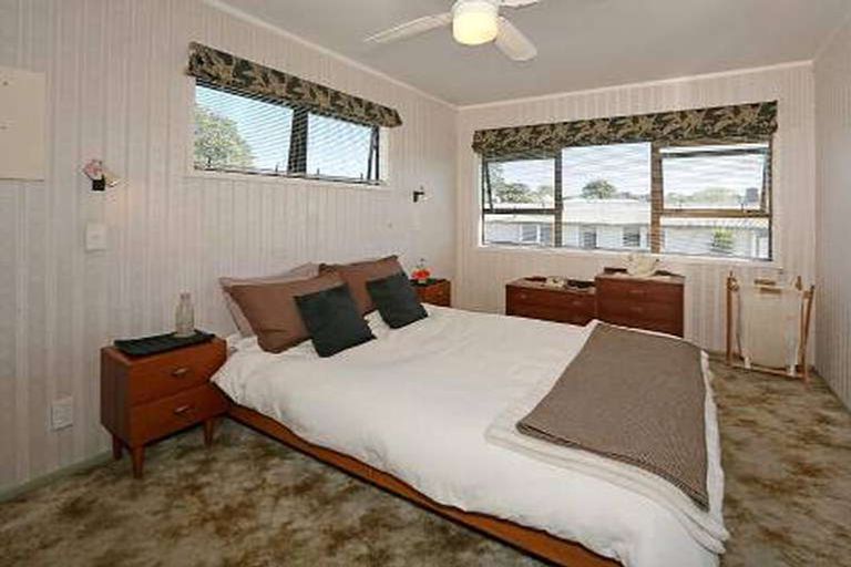 Photo of property in 2a Taipari Road, Te Atatu Peninsula, Auckland, 0610