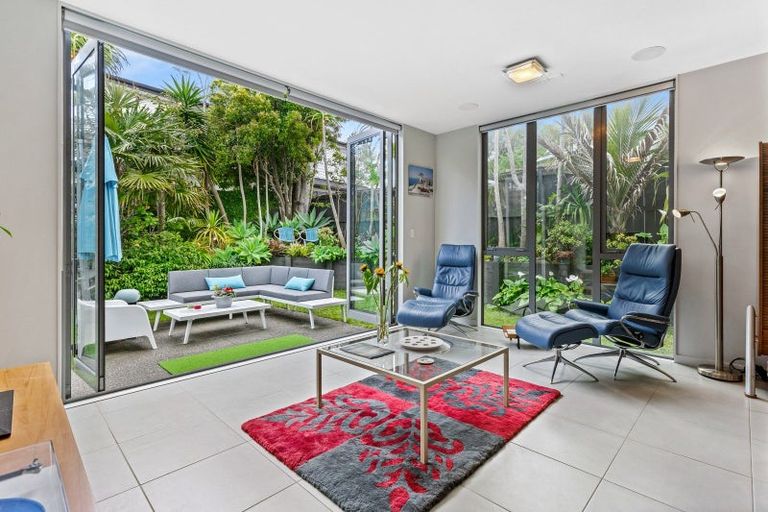 Photo of property in 7 Merani Street, Narrow Neck, Auckland, 0622