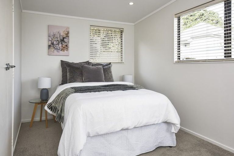 Photo of property in 2/24 Colonial Road, Birkenhead, Auckland, 0626