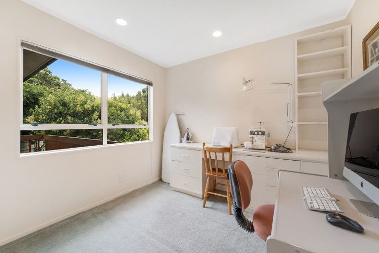 Photo of property in 18 Gibson Place, Mellons Bay, Auckland, 2014