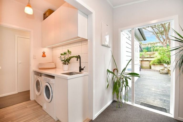 Photo of property in 20 Karaka Street, Helensville, 0800