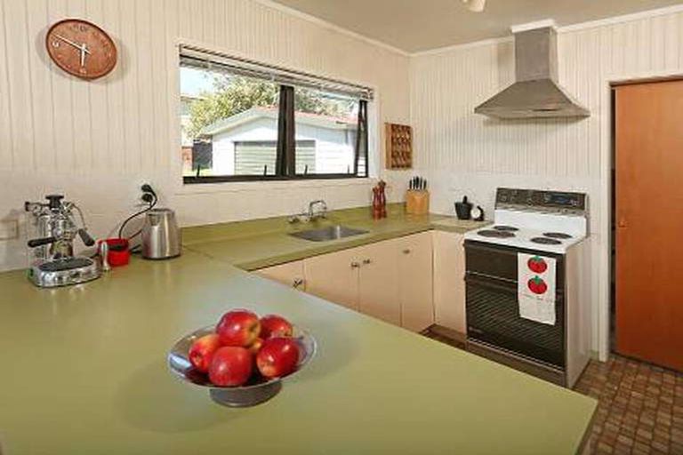 Photo of property in 2a Taipari Road, Te Atatu Peninsula, Auckland, 0610