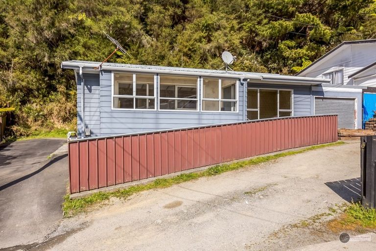 Photo of property in 2/22 Shackleton Grove, Stokes Valley, Lower Hutt, 5019