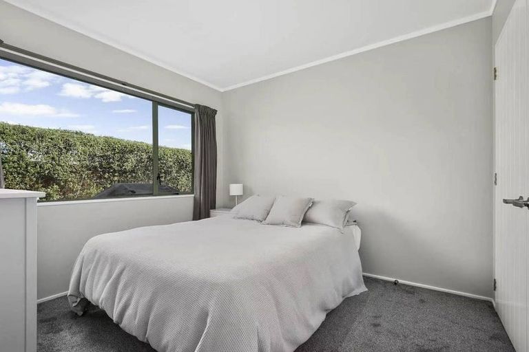 Photo of property in 1 Marbella Drive, Massey, Auckland, 0614