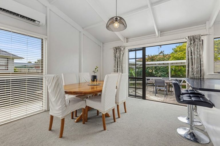 Photo of property in 11 Foyle Place, Glendene, Auckland, 0602