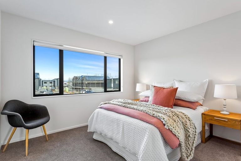 Photo of property in 12 Port Way, Rosehill, 2113