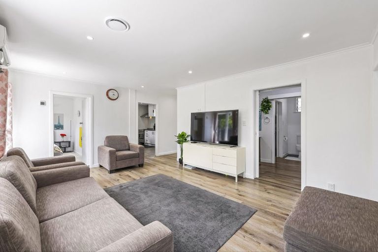Photo of property in 2/176 Henderson Valley Road, Henderson, Auckland, 0612