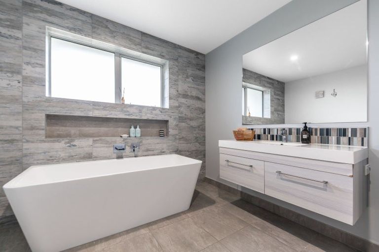 Photo of property in 32 Mike Smith Drive, Cambridge, 3434