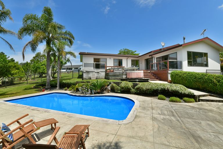 Photo of property in 77 Matija Place, Red Beach, 0932