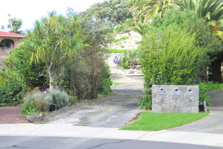 Photo of property in 31 Chelverton Terrace, Red Beach, 0932
