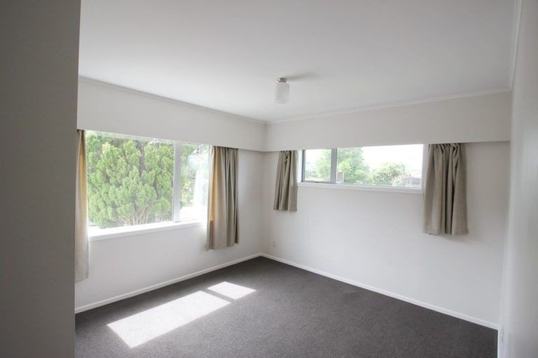 Photo of property in 30 Somes Crescent, Newlands, Wellington, 6037