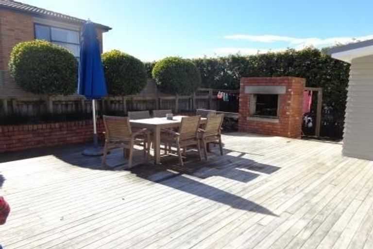 Photo of property in 18 Enderby Drive, Te Atatu Peninsula, Auckland, 0610